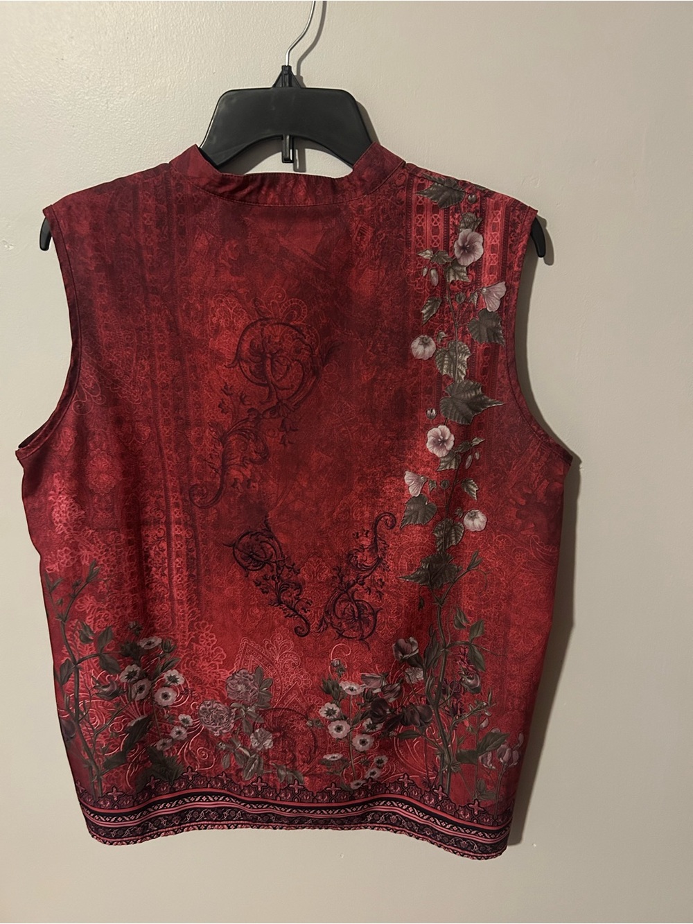 Sleeveless Red Floral Button-Front Women's Top - Picture 2 of 2